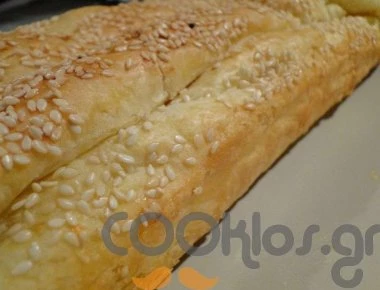 Η συνταγή της ημέρας: Γρήγορη τυρόπιτα πασπαλισμένη με σουσάμι